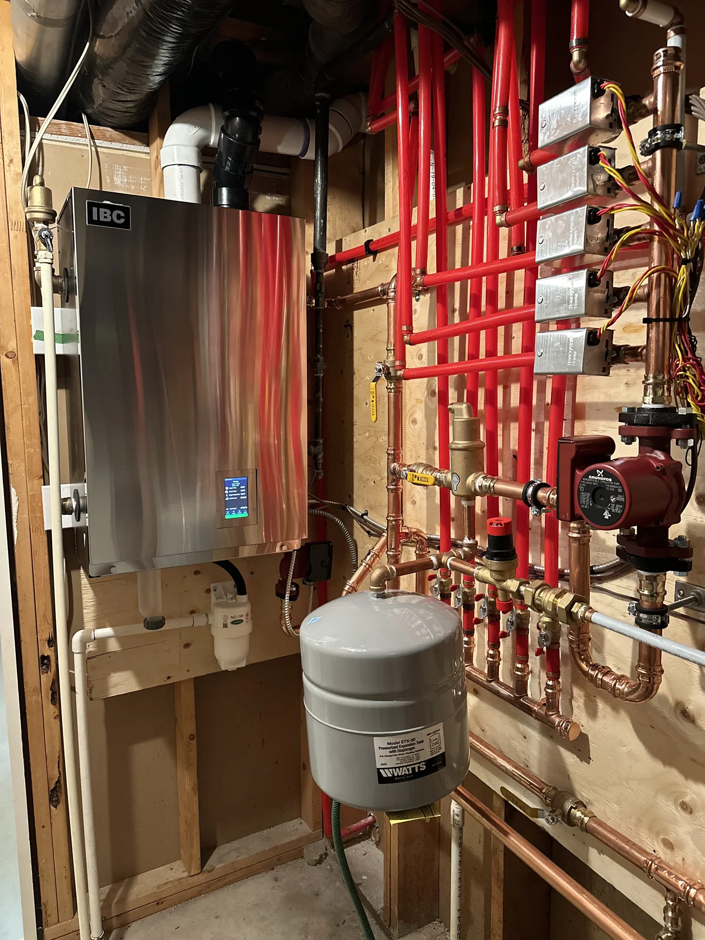 IBC unit feeding a fully labelled manifold wall